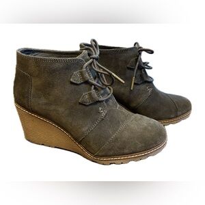 Tom’s Desert Wedge Boots. Olive Green. Women’s size 7.5 NWT, no box.